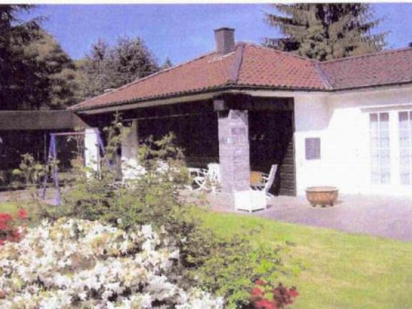 Bungalow oberhalb der Allee