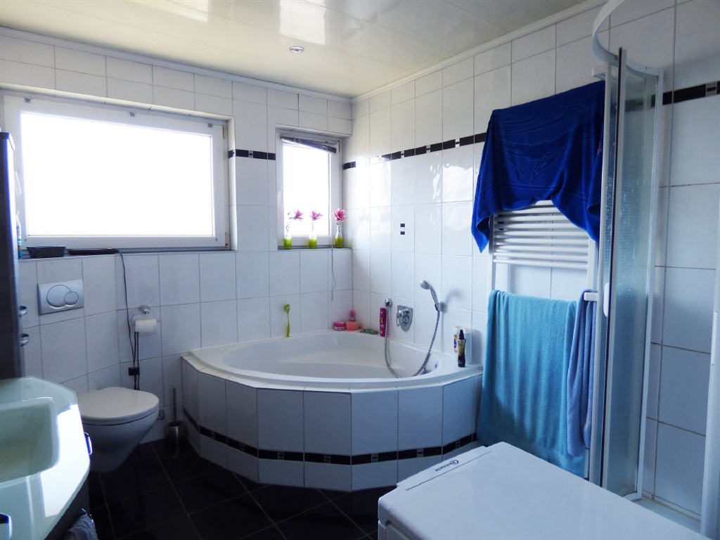 Geräumige Eigentumswohnung mit Balkon — Badezimmer