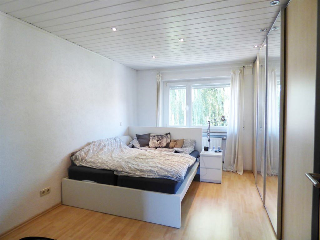 Geräumige Eigentumswohnung mit Balkon — Schlafzimmer