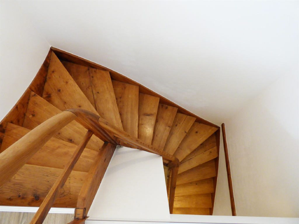 Sehr gepflegtes Mehrfamilienhaus in zentraler Lage — Treppe (maisonette-Wohnung)
