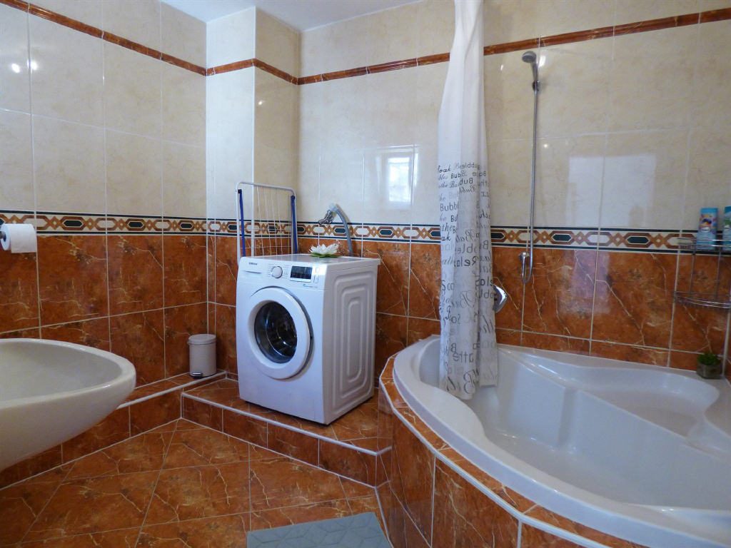 Sehr gepflegtes Wohn-/ und Geschäftshaus im Zentrum von Baden-Baden — Apartment I-Badezimmer